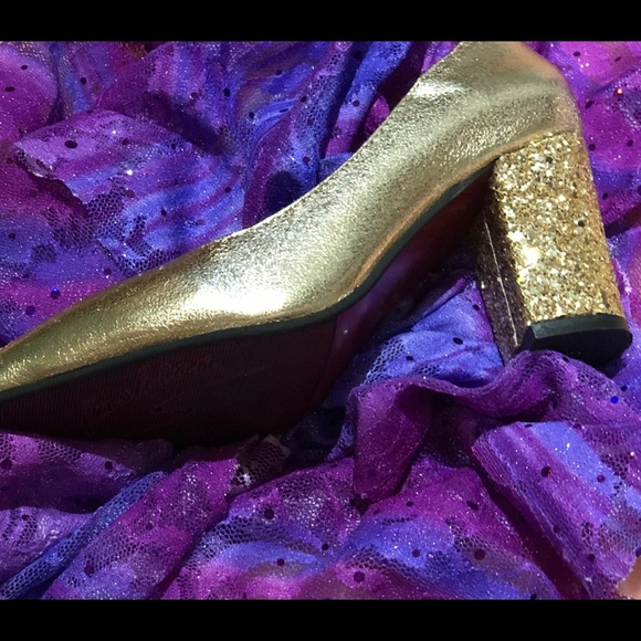 Gold ladies size 5 pumps - Picture 2 of 3